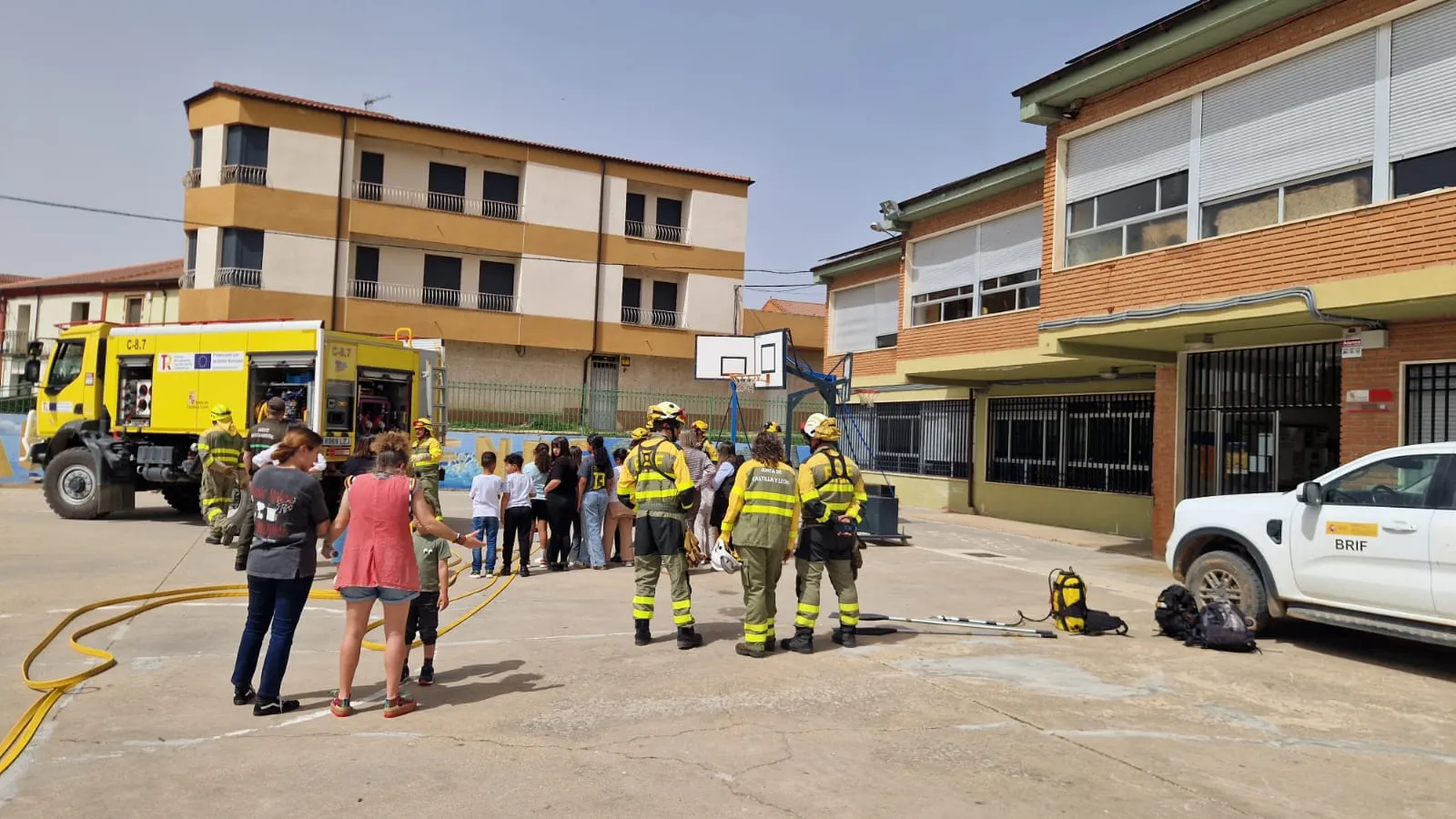 Foto 2 - Los escolares de Tardelcuende aprenden a proteger el monte junto a los profesionales de extinci&oacute;n