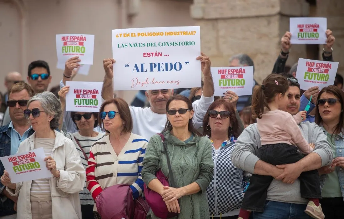 Foto 9 - "Lo barato sale caro": La plantilla de Huf Espa&ntilde;a se echa a la calle contra los despidos y el ERTE