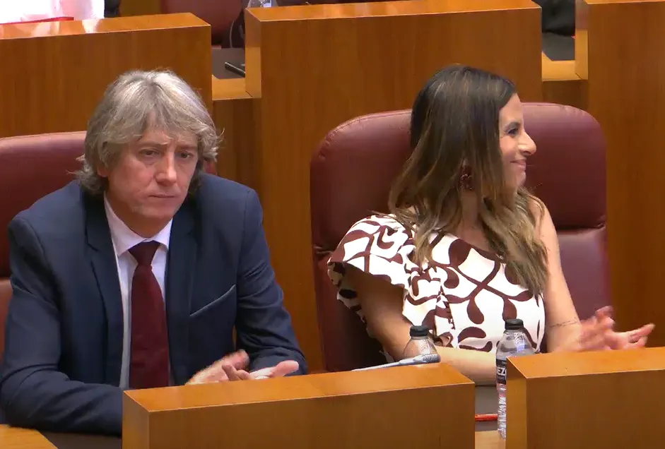Carlos Martínez y Nuria Rubio, hoy, durante la sesión plenaria. 