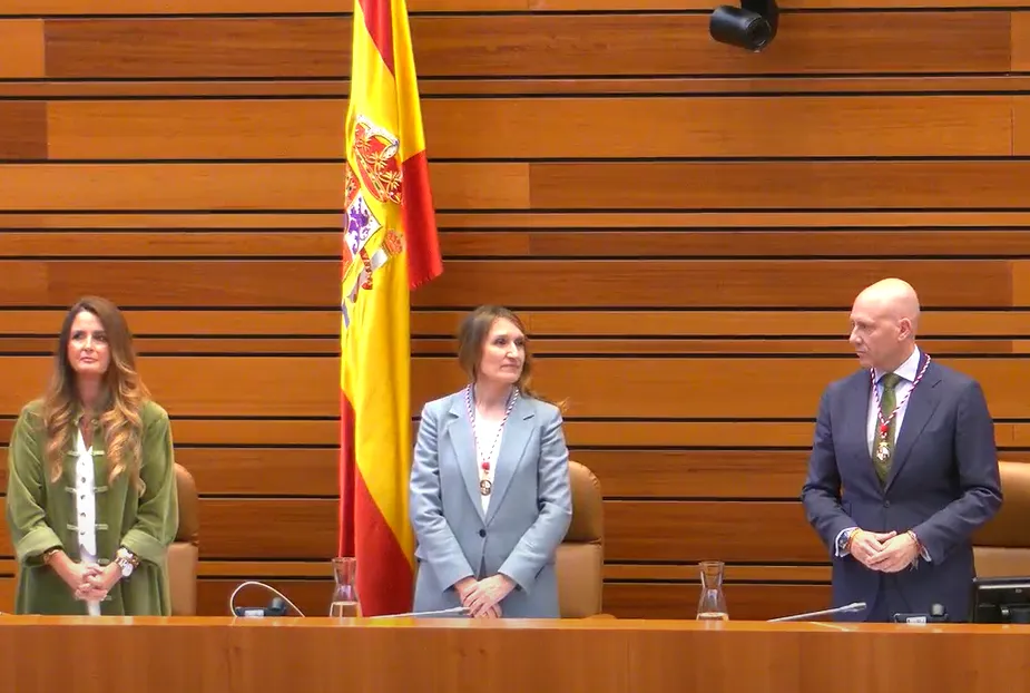 Rocío Lucas, en el centro, flanqueada por el vicepresidente primero, Carlos Menéndez (Vox) y la secretaria tercera, Susana Suárez (Vox).