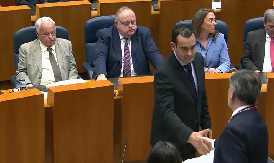 El procurador soriano Miguel Contreras (Vox) jura su cargo.