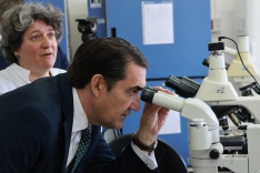 Una imagen de la visita oficial al centro ubicado en Palencia. /Jta.