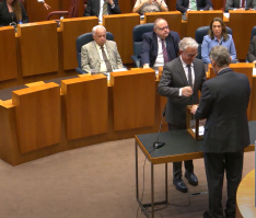 Ángel Ceña, procurador por Soria ¡Ya! promete su cargo.