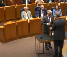 Ángel Ceña, procurador por Soria ¡Ya! promete su cargo.
