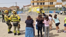 Foto 3 - Los escolares de Tardelcuende aprenden a proteger el monte junto a los profesionales de extinci&oacute;n