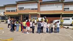 Foto 4 - Los escolares de Tardelcuende aprenden a proteger el monte junto a los profesionales de extinci&oacute;n