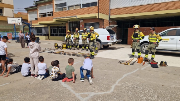 Los escolares de Tardelcuende aprenden a proteger el monte junto a los profesionales de extinción