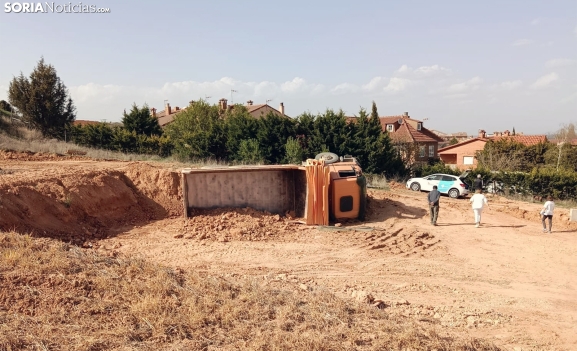 Trasladado en helicóptero tras volcar su camión en una obra en Berlanga