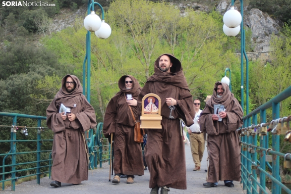 El Santero de San Saturio cobra vida en un vía crucis literario, en imágenes