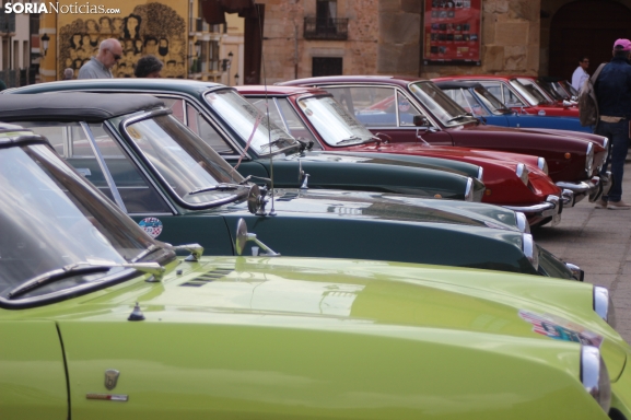 28 joyas del SEAT 850 Coupé y Spider toman la Plaza Mayor de Soria, en imágenes