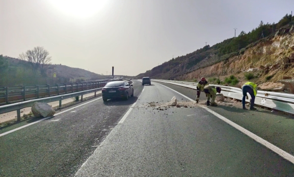 Bomberos de la Diputación actúan por desprendimientos en la A-15