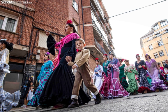 Caballos, volantes y mucho arte recorren las calles hasta la Plaza Mayor, en imágenes
