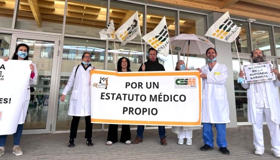 Las batas blancas intensifican el paro en Soria en el segundo día de huelga semanal