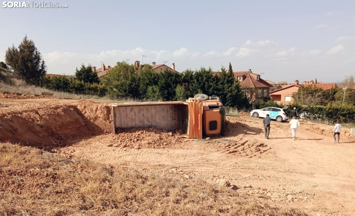 Trasladado en helicpótero tras volcar su camión en una obra en Berlanga