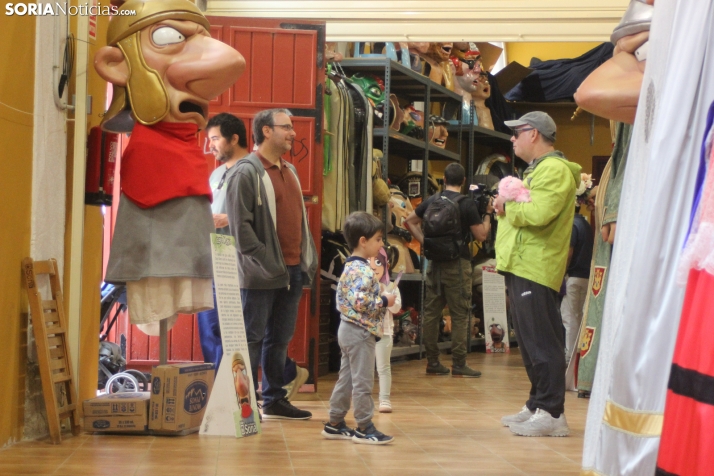 Comparsa de Gigantes y Cabezudos