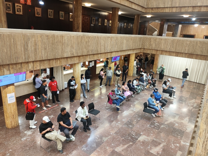 El PP señala que el proceso de regularización de inmigrantes ha terminado por colapsar los servicios municipales