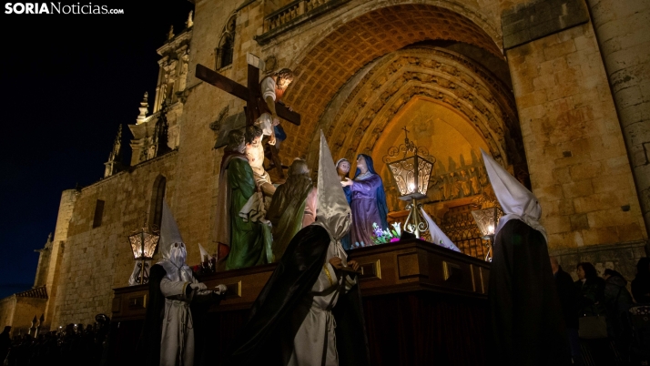 La Catedral alumbra la procesión del Santo Entierro en El Burgo de Osma