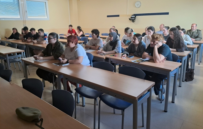 Defensa orienta a estudiantes de Enfermería de Soria sobre salidas militares