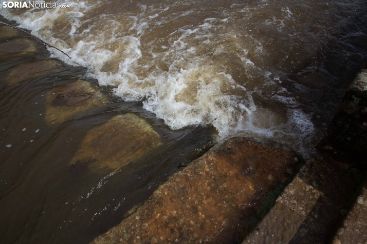 Inundación en la carretera SO-100 en Navalcaballo (Soria)