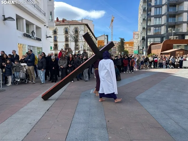 GALER&Iacute;A | Cientos de fieles acompa&ntilde;an a Jes&uacute;s en sus &uacute;ltimas palabras en la Cruz