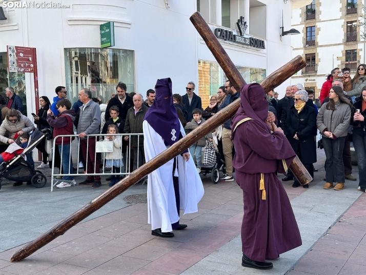 GALER&Iacute;A | Cientos de fieles acompa&ntilde;an a Jes&uacute;s en sus &uacute;ltimas palabras en la Cruz