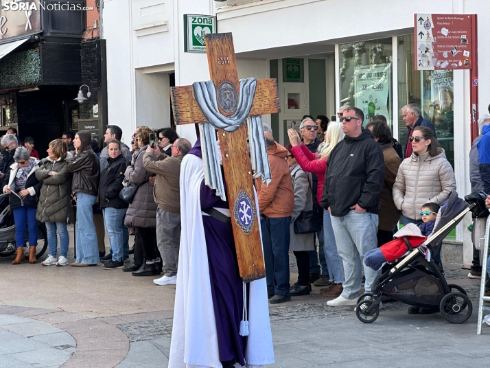 GALER&Iacute;A | Cientos de fieles acompa&ntilde;an a Jes&uacute;s en sus &uacute;ltimas palabras en la Cruz