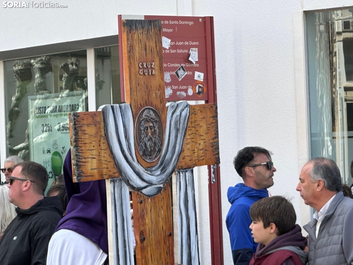 GALER&Iacute;A | Cientos de fieles acompa&ntilde;an a Jes&uacute;s en sus &uacute;ltimas palabras en la Cruz