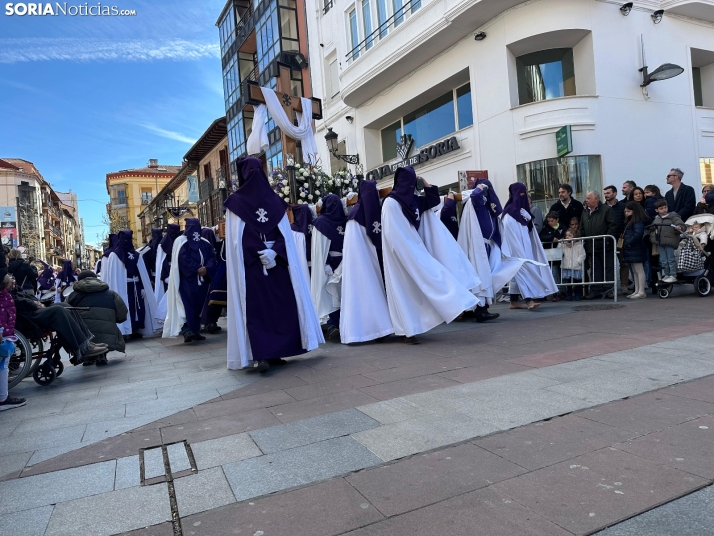 GALER&Iacute;A | Cientos de fieles acompa&ntilde;an a Jes&uacute;s en sus &uacute;ltimas palabras en la Cruz