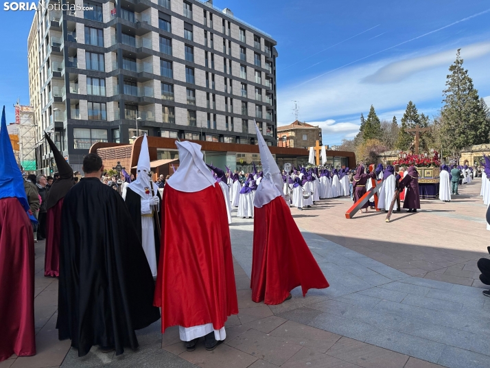 GALER&Iacute;A | Cientos de fieles acompa&ntilde;an a Jes&uacute;s en sus &uacute;ltimas palabras en la Cruz