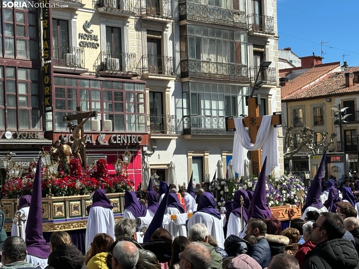 GALER&Iacute;A | Cientos de fieles acompa&ntilde;an a Jes&uacute;s en sus &uacute;ltimas palabras en la Cruz