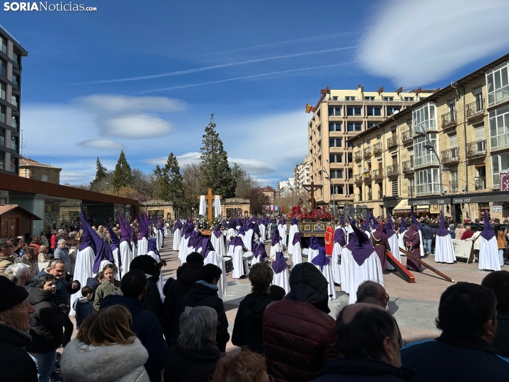 GALER&Iacute;A | Cientos de fieles acompa&ntilde;an a Jes&uacute;s en sus &uacute;ltimas palabras en la Cruz