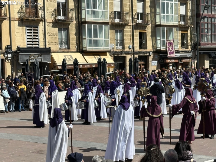 GALER&Iacute;A | Cientos de fieles acompa&ntilde;an a Jes&uacute;s en sus &uacute;ltimas palabras en la Cruz