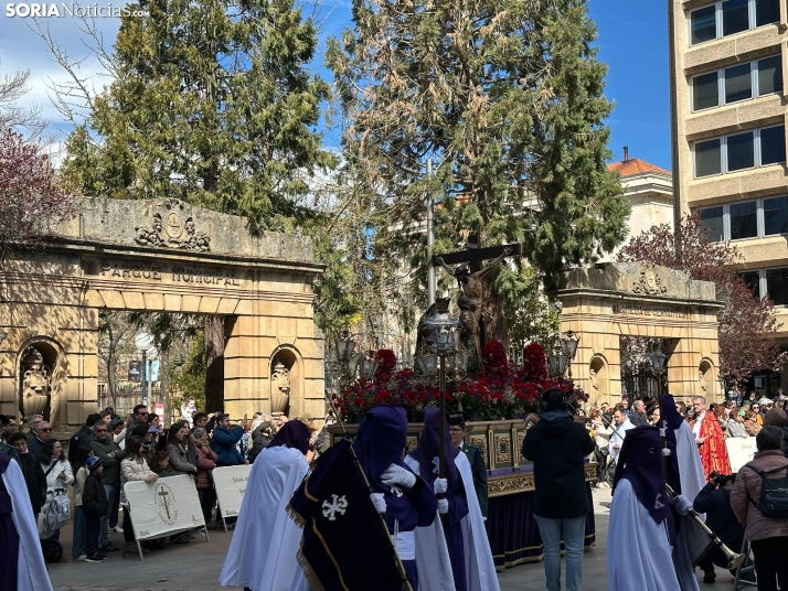 GALER&Iacute;A | Cientos de fieles acompa&ntilde;an a Jes&uacute;s en sus &uacute;ltimas palabras en la Cruz