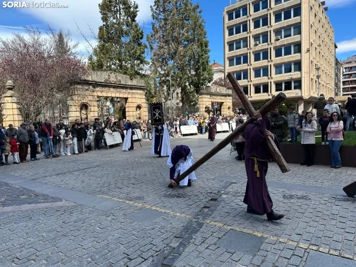GALER&Iacute;A | Cientos de fieles acompa&ntilde;an a Jes&uacute;s en sus &uacute;ltimas palabras en la Cruz