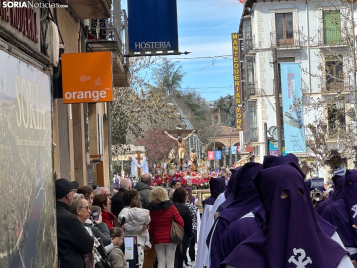 GALER&Iacute;A | Cientos de fieles acompa&ntilde;an a Jes&uacute;s en sus &uacute;ltimas palabras en la Cruz