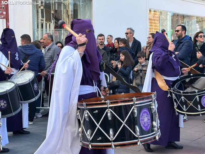 GALER&Iacute;A | Cientos de fieles acompa&ntilde;an a Jes&uacute;s en sus &uacute;ltimas palabras en la Cruz