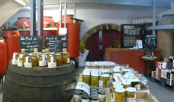 Arco en el interior de Vinos Lázaro antes del cierre del establecimiento en una imagen de su FB.