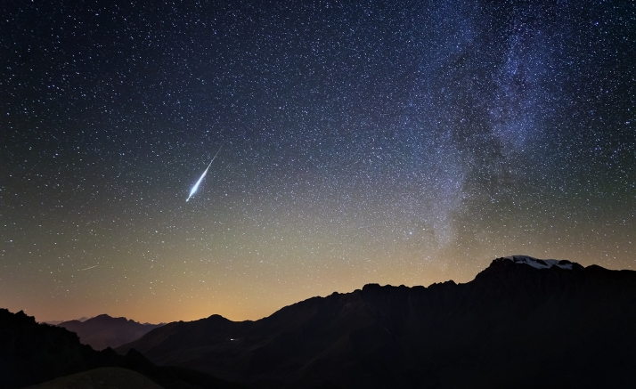 El doble programa del cielo este agosto: eclipse total y lluvia de estrellas en una sola jornada