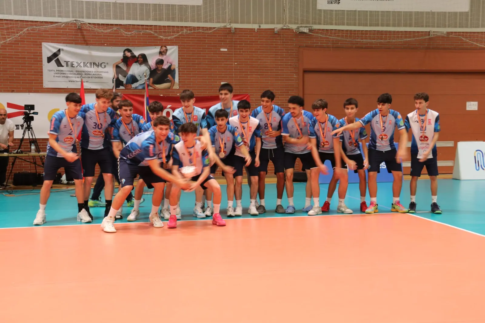 Foto 2 - El R&iacute;o Duero V&oacute;ley juvenil se cuelga el bronce nacional tras doblegar al Bar&ccedil;a