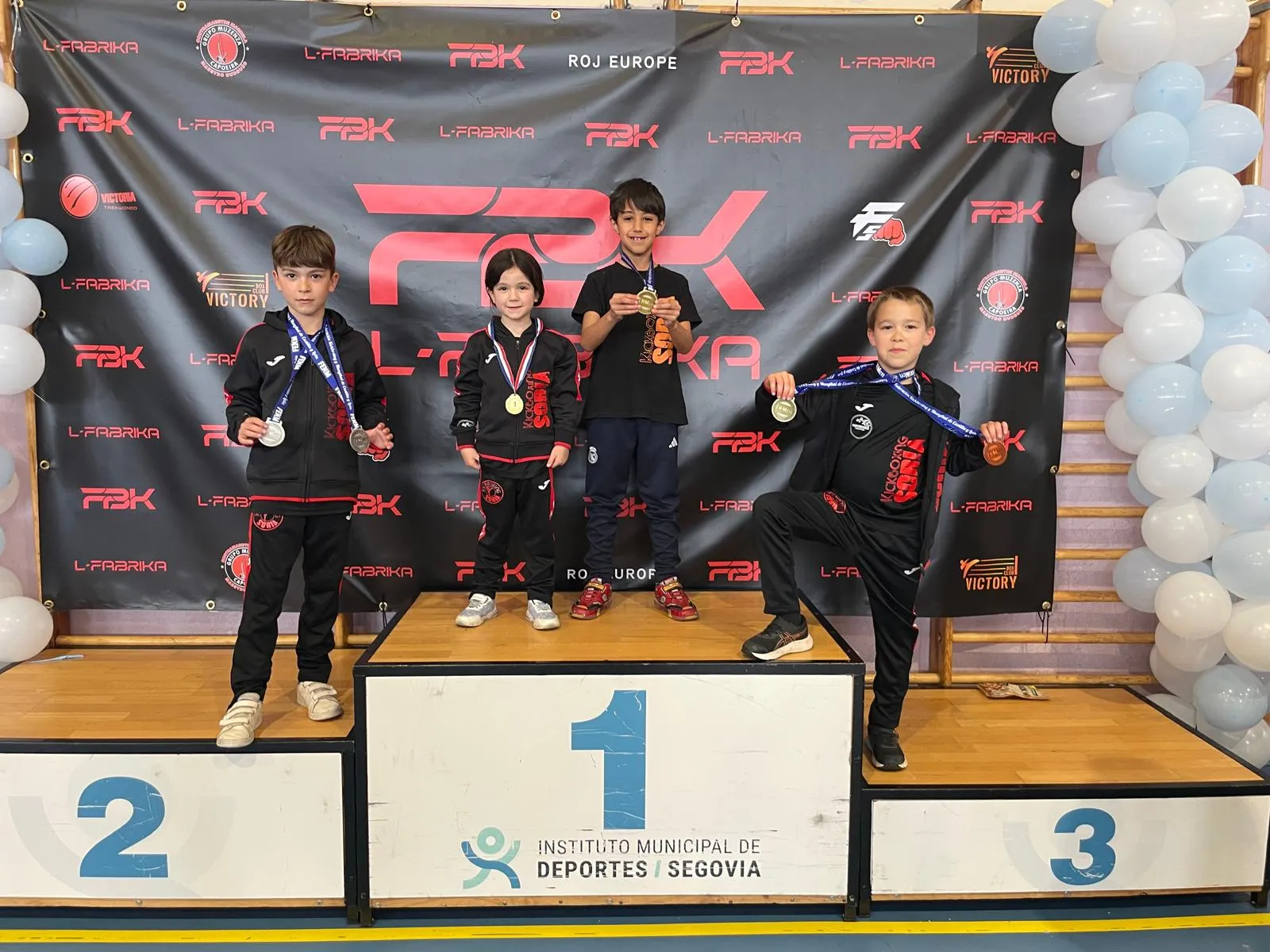 Foto 2 - Diecis&eacute;is medallas regionales para las promesas del kickboxing