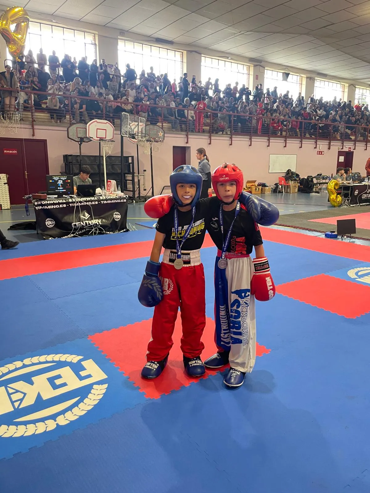 Foto 7 - Diecis&eacute;is medallas regionales para las promesas del kickboxing