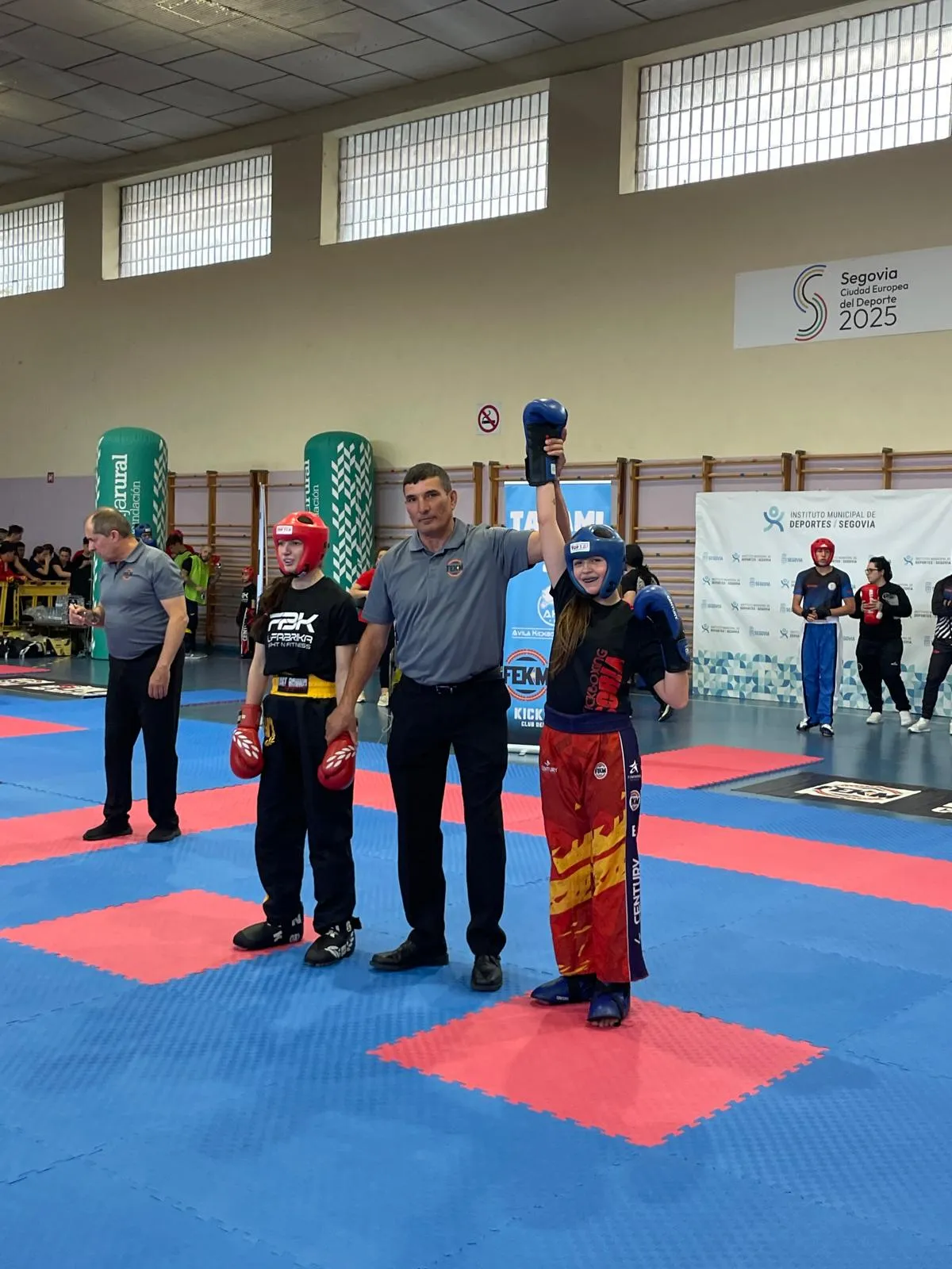 Foto 9 - Diecis&eacute;is medallas regionales para las promesas del kickboxing