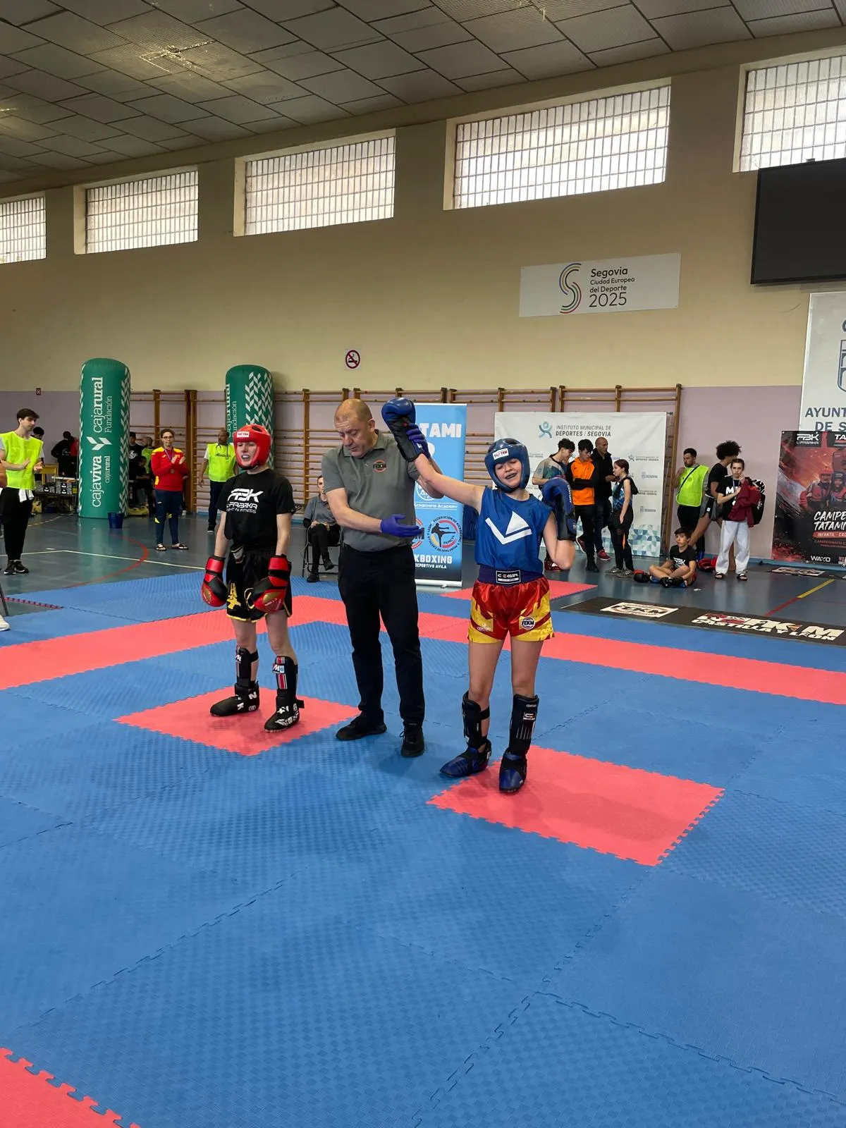 Foto 8 - Diecis&eacute;is medallas regionales para las promesas del kickboxing