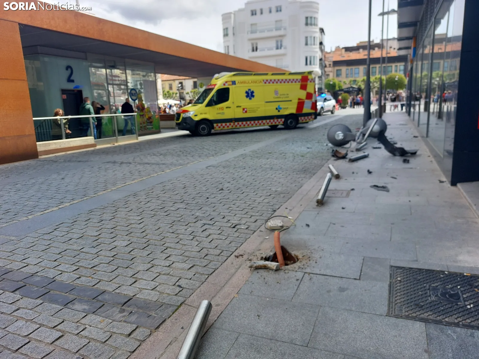 Foto 2 - Una conductora queda inconsciente al volante y colisiona en Mariano Granados