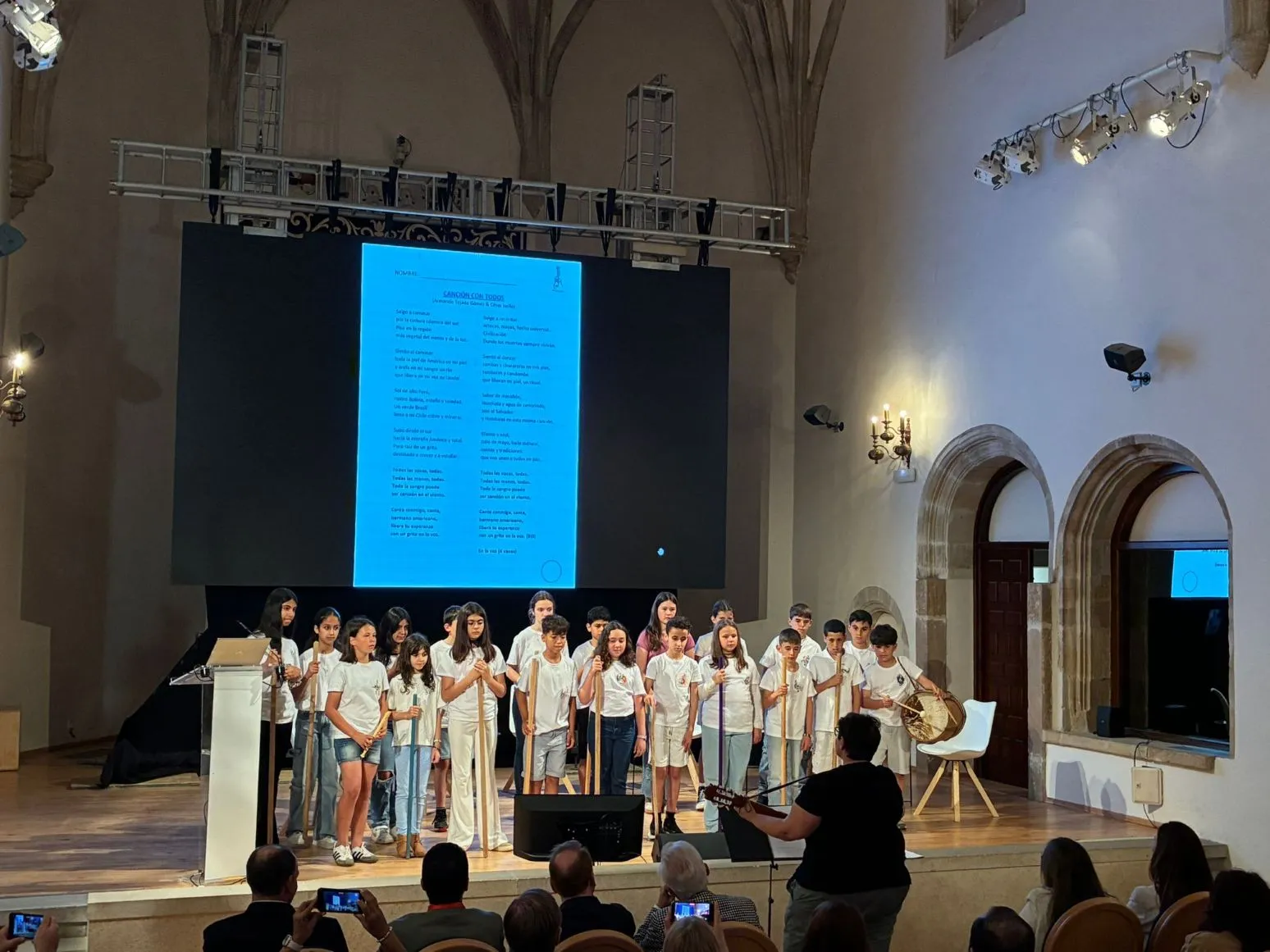 El coro de 5º de Primaria del colegio Virgen del Rivero de San Esteban de Gormaz, en la apertura del Congreso.