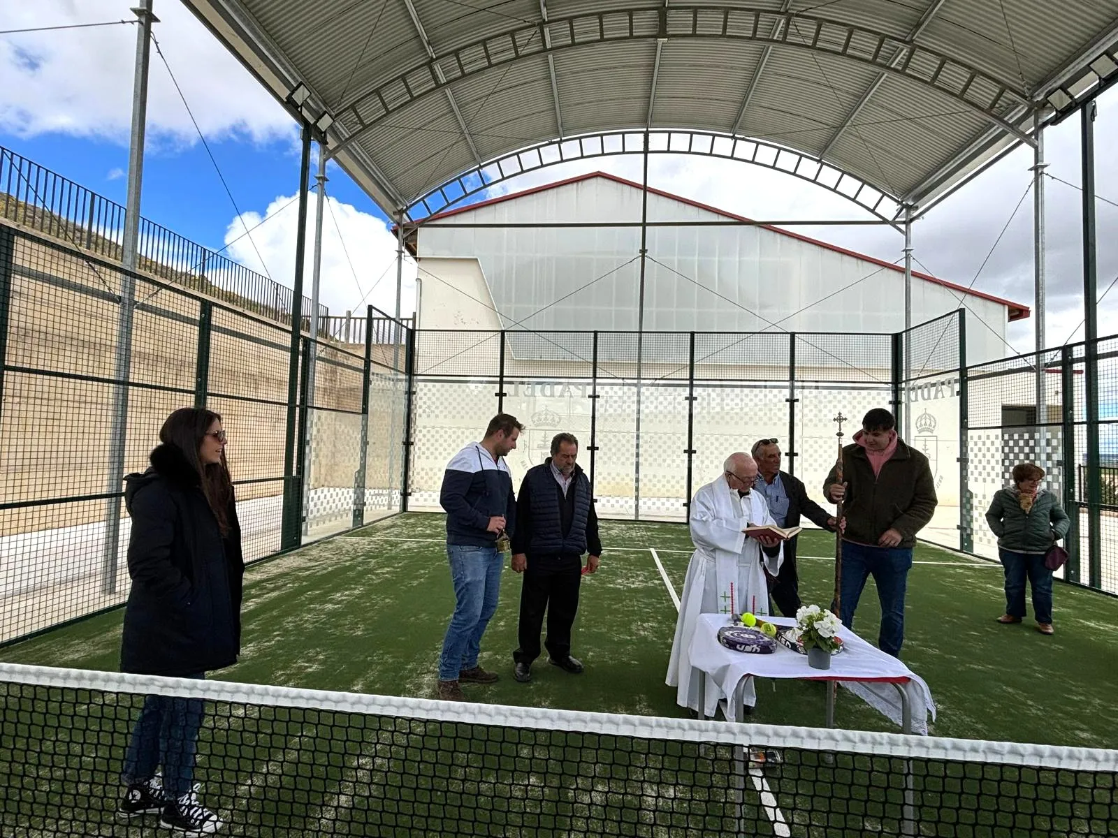 Varias imágenes de la inauguración de la pista de pádel de Ontalvilla de Almazán. | Sandra Cacho Navalpotro