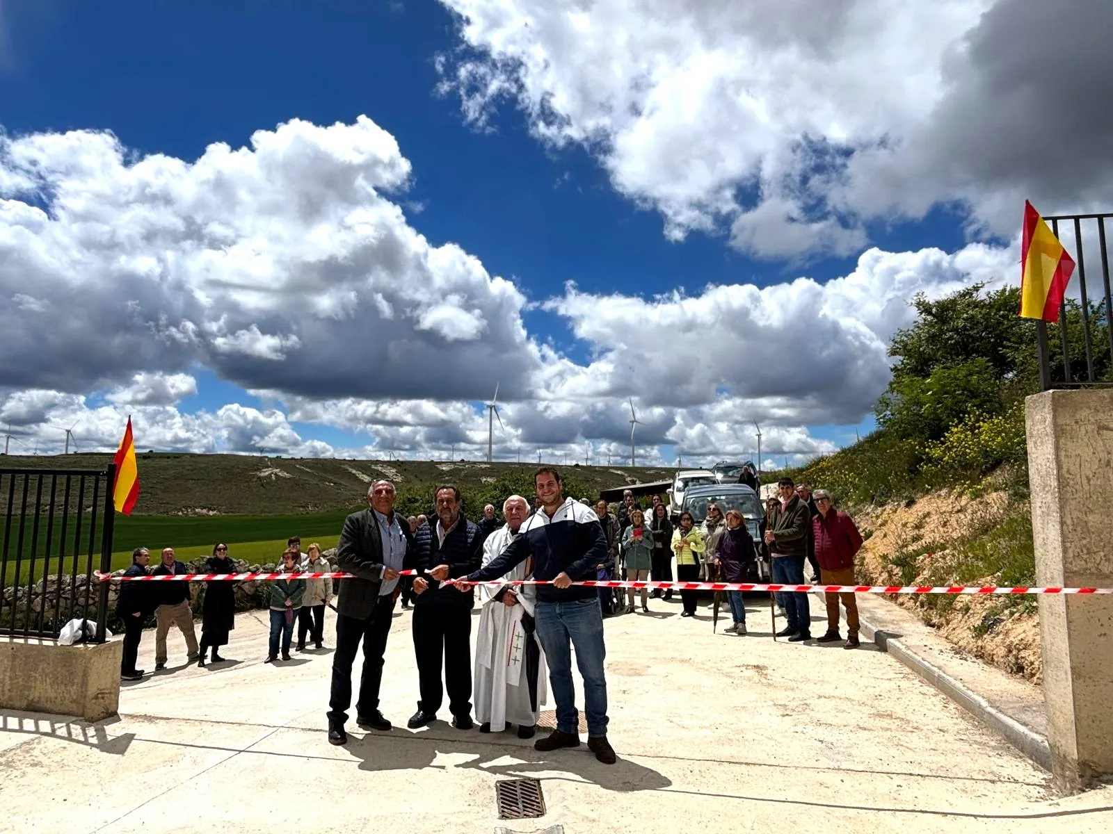 Varias imágenes de la inauguración de la pista de pádel de Ontalvilla de Almazán. | Sandra Cacho Navalpotro