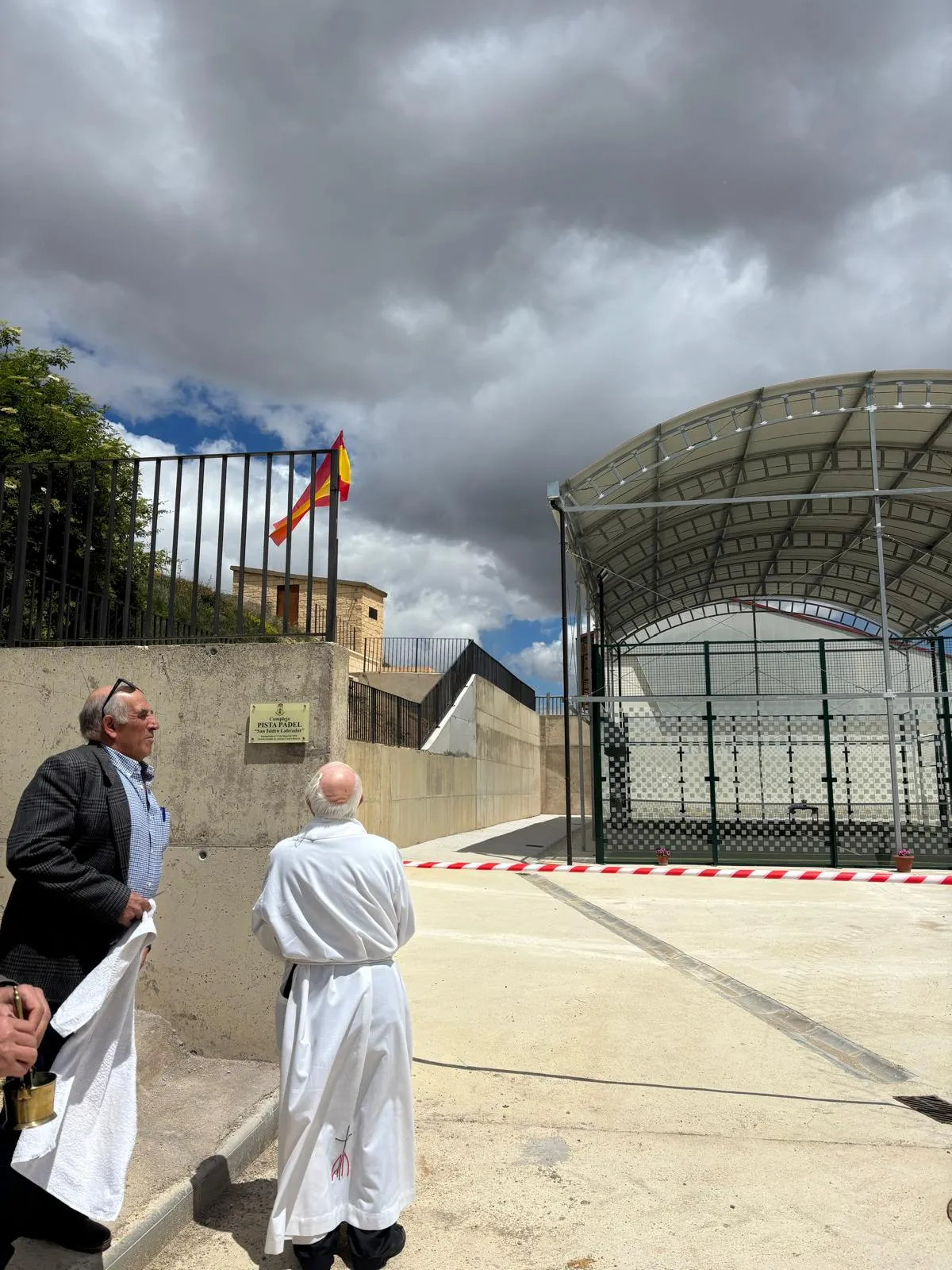 Varias imágenes de la inauguración de la pista de pádel de Ontalvilla de Almazán. | Sandra Cacho Navalpotro
