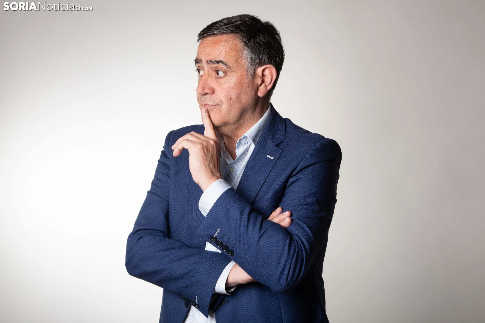 Carlos Martínez elogia a este alcalde de un pueblo del PP, modesto y humilde, para contraponerlo a un Mañueco de vacaciones