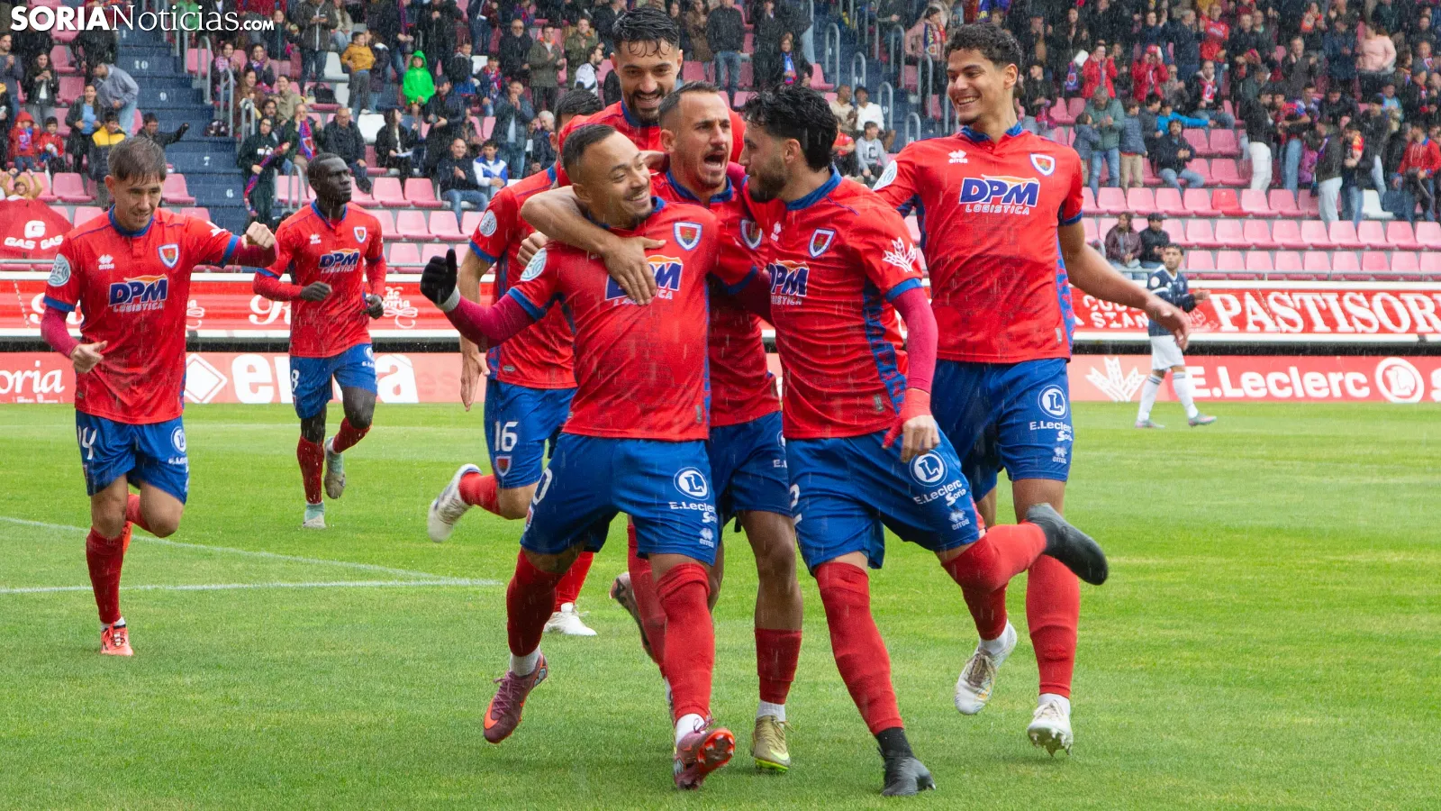 GALERÍA | Los Pajaritos estallan en emoción con la clasificación del Numancia al play off